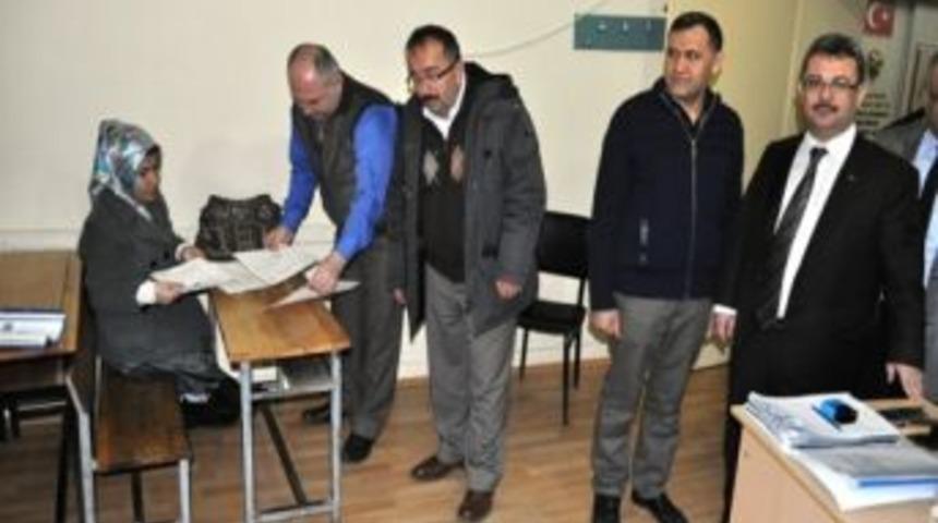 &Ouml;z&uuml;rl&uuml;ler Memur Se&ccedil;me Sınavı kayıtları kursun verildiği yerde yapılıyor