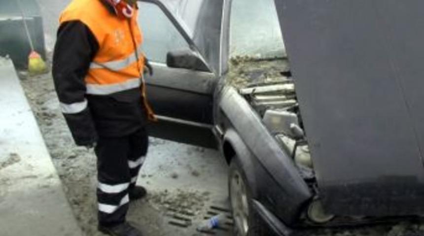 Yanan otomobili karla s&ouml;nd&uuml;rmek istedi