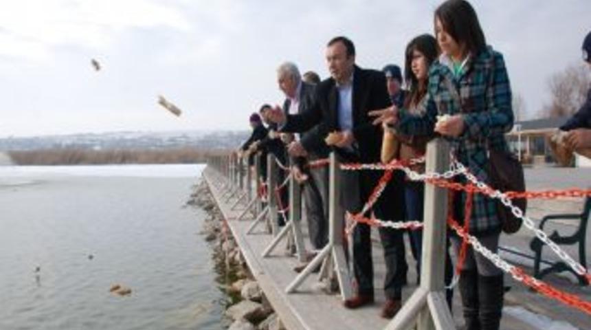 G&ouml;lbaşı&rsquo;nda doğada yaşayan hayvanlara yem bırakıldı