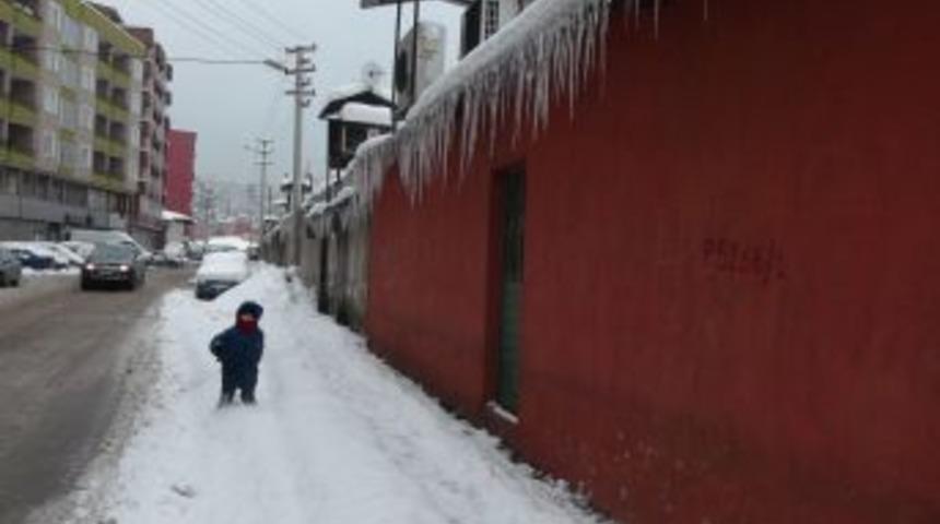 &Ccedil;ocukların buzla tehlikeli oyunu