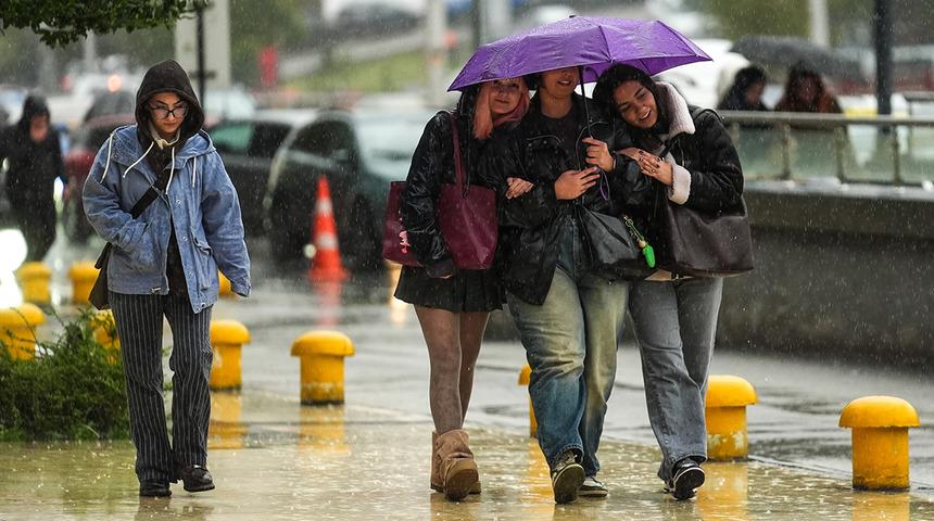 İstanbul'a sağanak geri d&ouml;n&uuml;yor! Saatler i&ccedil;inde başlayacak