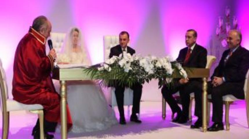 Başbakan Erdoğan'a, gelin ve damattan doğum g&uuml;n&uuml; s&uuml;rprizi