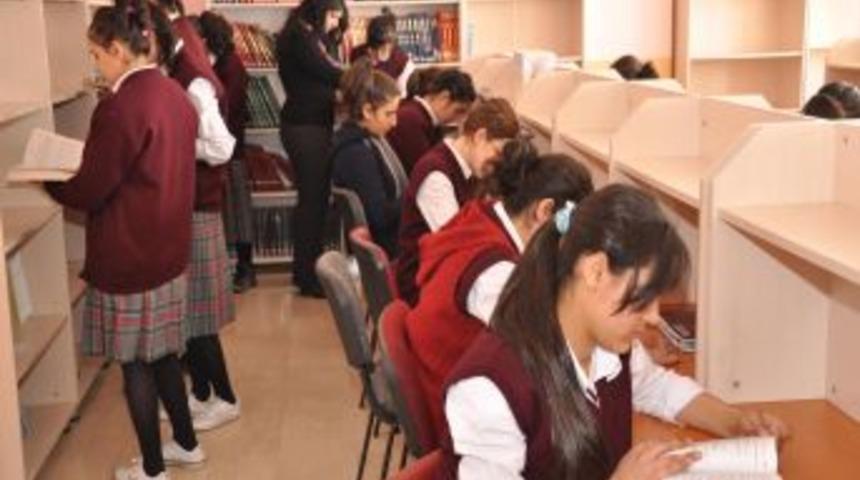 Kız &ccedil;ocukları kitap yarışmasına hazırlanıyor