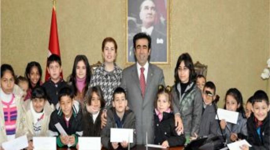 Vali G&uuml;zeloğlu başarılı &ouml;ğrencileri İstanbul&rsquo;a geziye g&ouml;nderdi