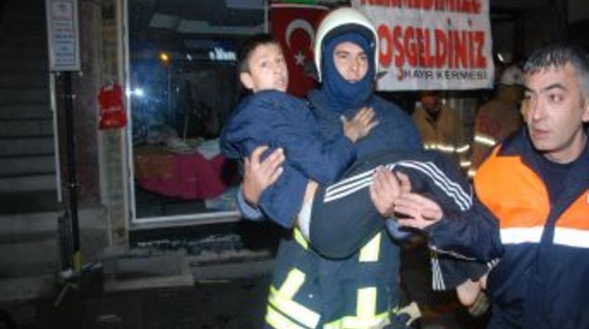 İzmir&rsquo;de 5 katlı binayı kaplayan yangın korkulu anlar yaşattı