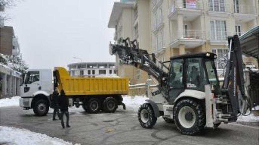 Ey&uuml;p&rsquo;te kar temizleme &ccedil;alışmaları devam ediyor