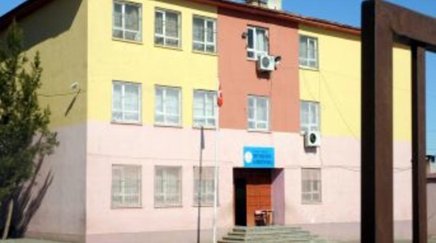 &Ouml;ğretmen cinnet getirdi, eşi ve 3 &ccedil;ocuğunu &ouml;ld&uuml;rd&uuml;