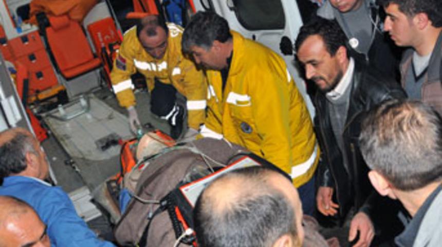 G&uuml;m&uuml;şhane'de trafik kazası: 3 &ouml;l&uuml;, 3 yaralı