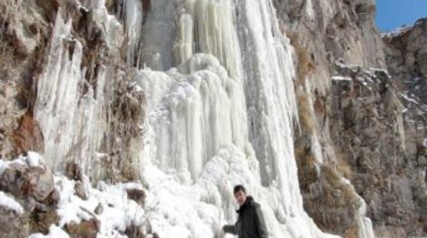 Ardahan'da termometreler eksi 30&rsquo;u g&ouml;sterdi, 10 metrelik buz sarkıtları oluştu