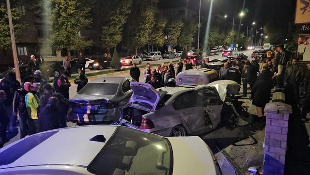 &Ccedil;orum da iki otomobilin &ccedil;arpıştığı kazada 4 kişi yaralandı 1