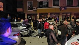 &Ccedil;orum'da iki otomobilin &ccedil;arpıştığı kazada 4 kişi yaralandı