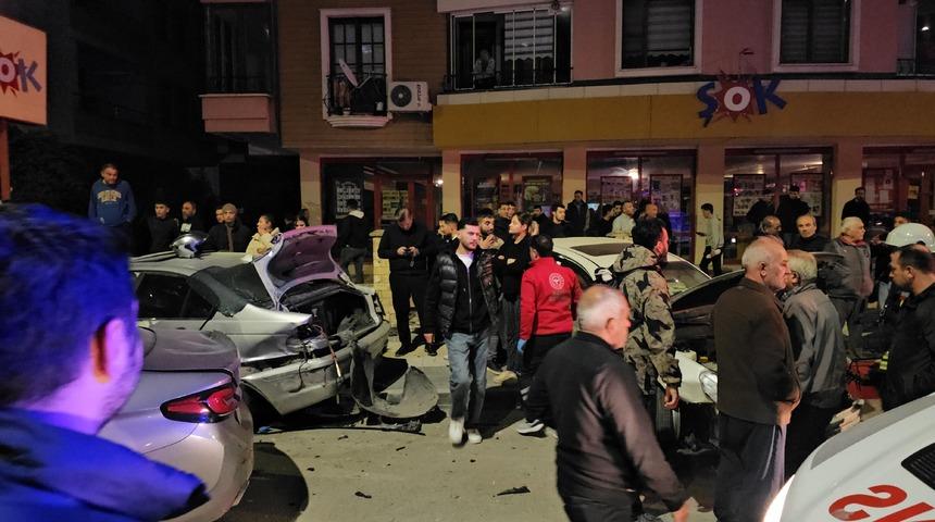 &Ccedil;orum'da iki otomobilin &ccedil;arpıştığı kazada 4 kişi yaralandı
