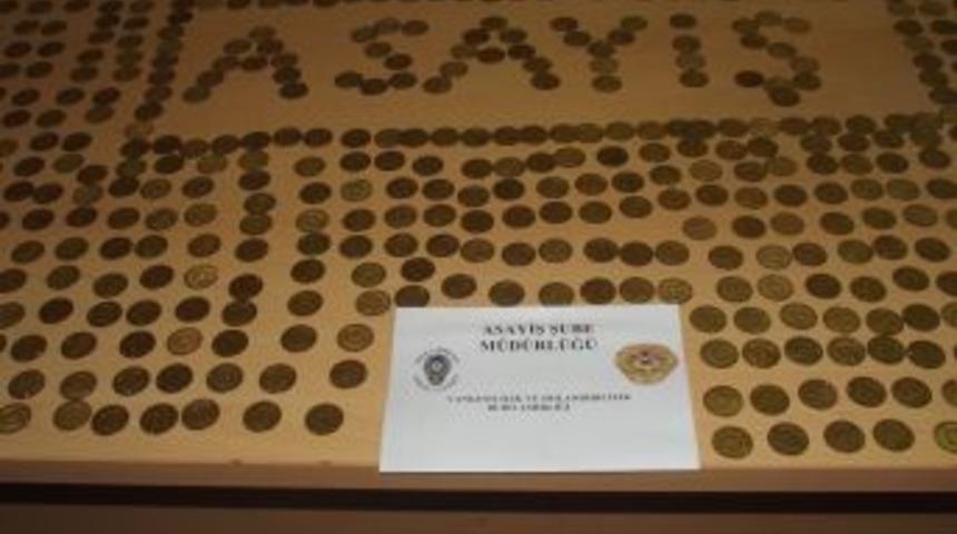 Sahte altınları &lsquo;g&ouml;m&uuml;&rsquo; diye satmışlar