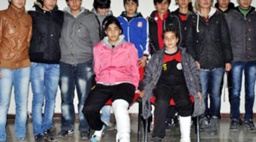 Kadın futbolcular sahada birbirine girdi