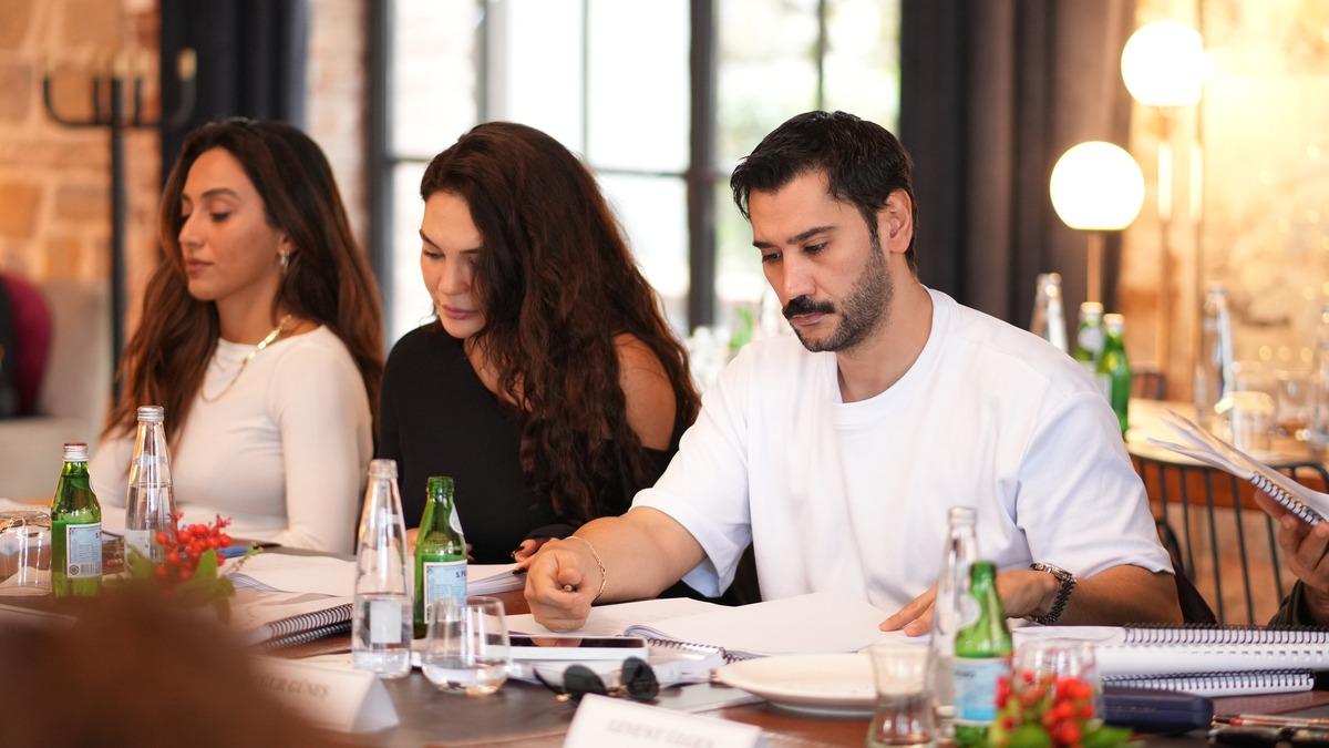 Uğur Güneş ve Ebru Şahin başrolde! Adana Ayazı oyuncuları gündemde 1