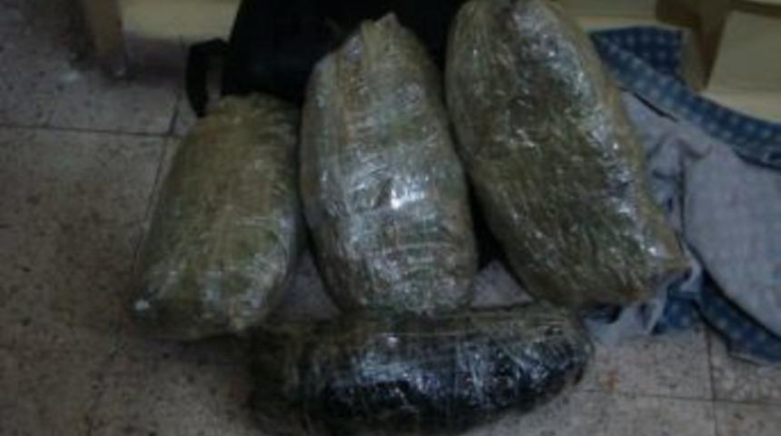 Uyuşturucu ticareti i&ccedil;in &ccedil;ocuğunu kullandı