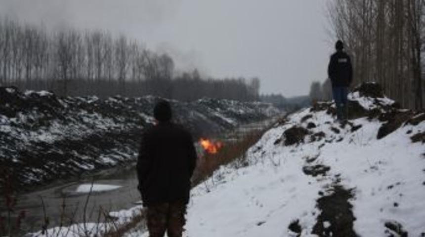 Sakarya'da hileli avlanmada kullanılan 13 g&uuml;me yakıldı