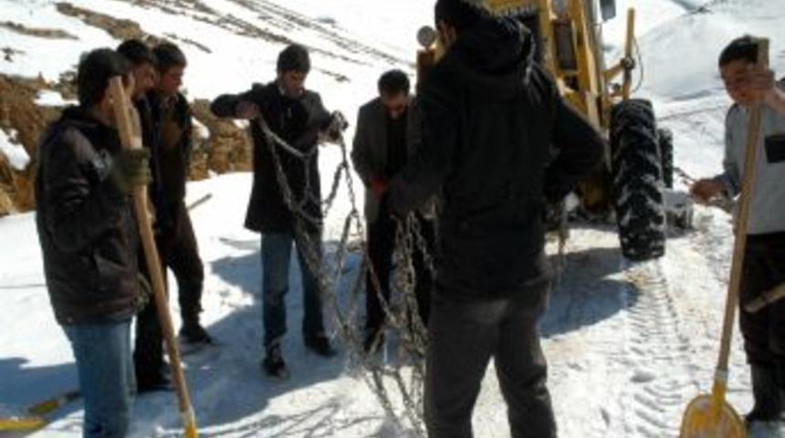 Greyder mahsur kalınca yol k&uuml;reklerle a&ccedil;ıldı