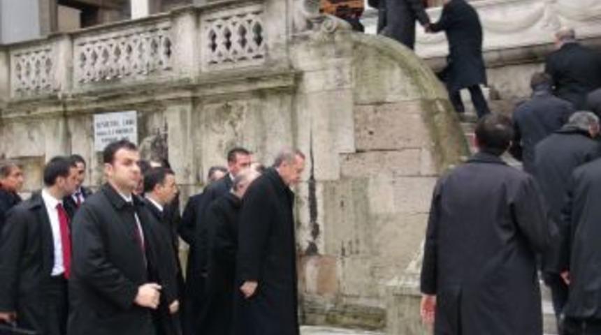 Erdoğan'a Cuma &ccedil;ıkışı vatandaşlardan sevgi g&ouml;sterisi