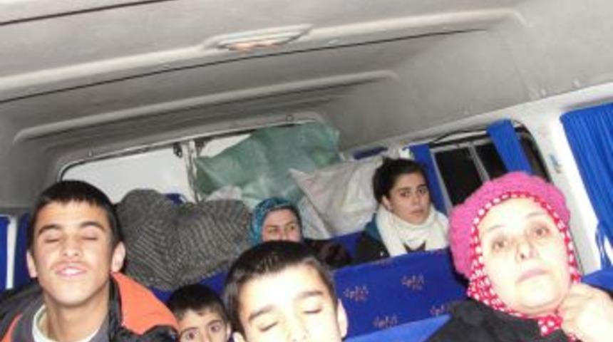 Yolda mahsur kalan 14 yolcu gece yarısı kurtarıldı