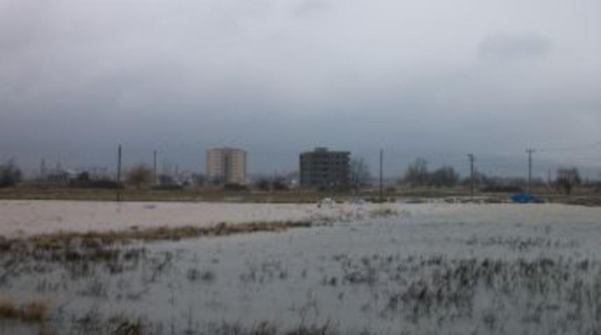 Yağmur &Ccedil;anakkale&rsquo;de hayatı olumsuz etkiliyor