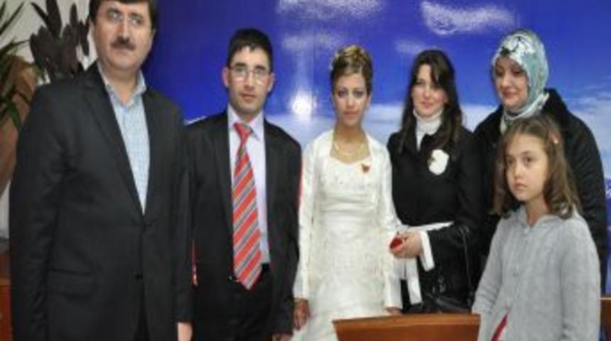 Depremzede ailenin d&uuml;ğ&uuml;n sevinci