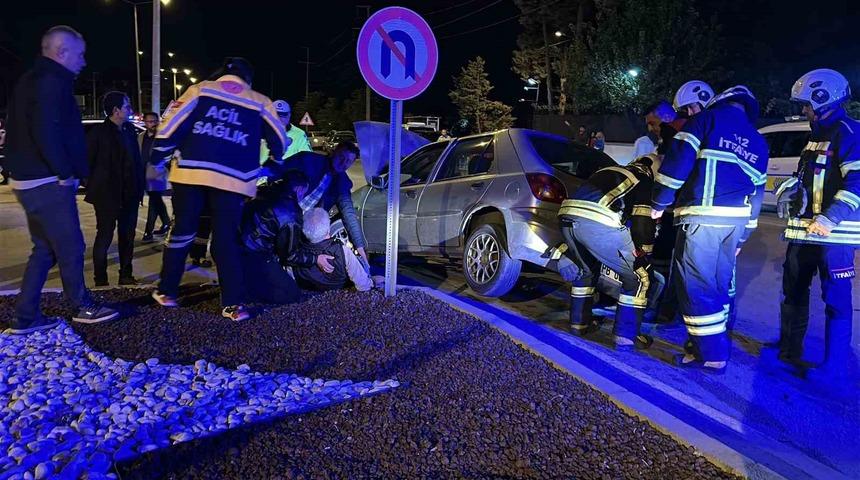 Alkoll&uuml; s&uuml;r&uuml;c&uuml; ortalığı savaş alanına &ccedil;evirdi: 3 yaralı