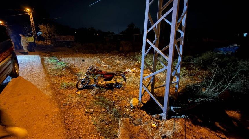Elektrik direğine &ccedil;arpan motosiklet s&uuml;r&uuml;c&uuml;s&uuml; hayatını kaybetti
