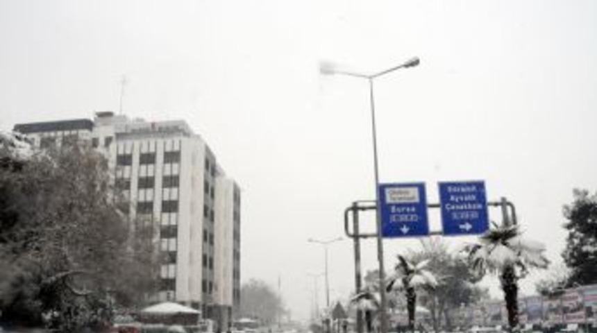 Balıkesir Belediyesi yolları a&ccedil;mak i&ccedil;in 150 ton tuz kullandı