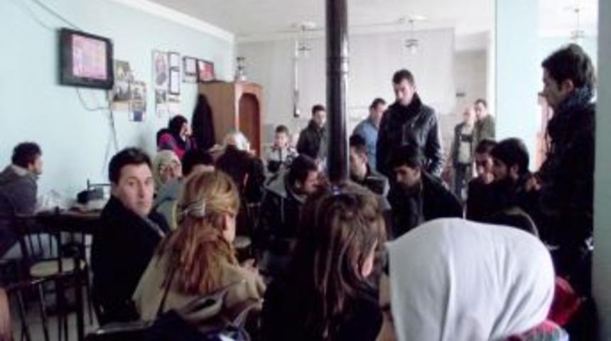 Arızalanan otob&uuml;s&uuml;n yolcuları, jandarma tarafından kurtarıldı