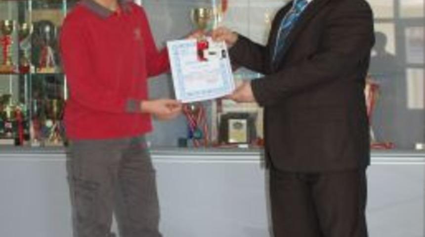 &Uuml;ftadeli &ouml;ğrenciye spor afişi birincilik getirdi