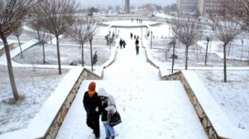 Yrd. Doç. Dr. Nusran: Yaşlı ve osteoporozlular karlı havada dışarıya çıkmasın