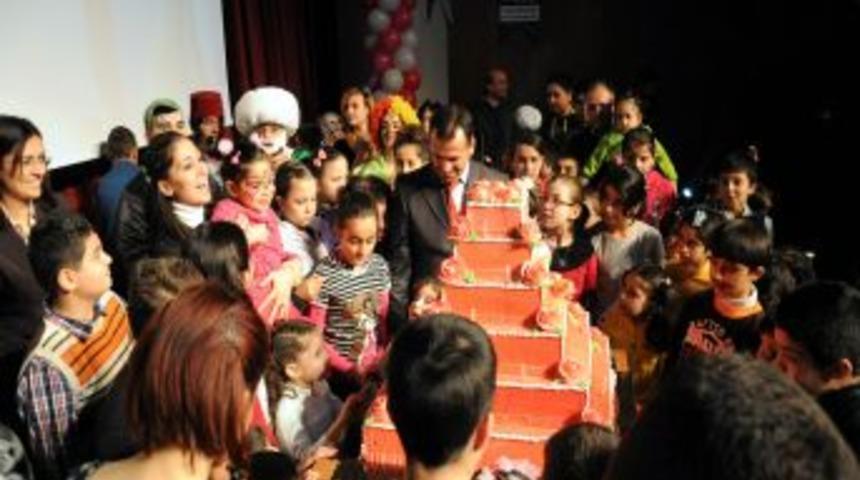 Yuva &ccedil;ocuklarının doğum g&uuml;n&uuml; hediyesi polisten