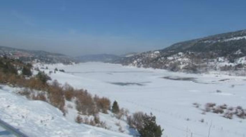 Kara&ccedil;omak Barajı dondu