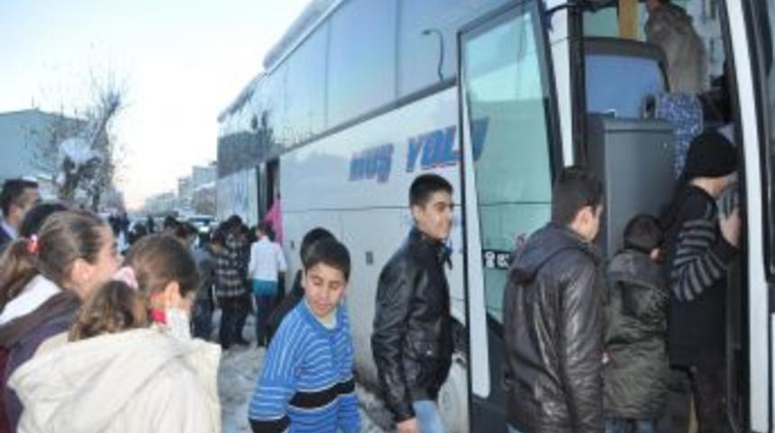 Malazgirtli &ccedil;ocuklar Anıtkabir ziyareti i&ccedil;in yola &ccedil;ıktı