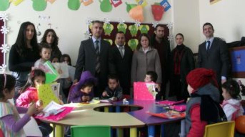 Erciş'te geciken karne t&ouml;reninde &ouml;ğrenciler buruk sevin&ccedil; yaşadı