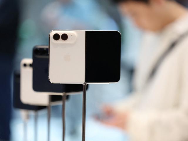 Bug&uuml;n satışa &ccedil;ıkan iPhone Duo'nun halefinden yeni bilgiler geldi!