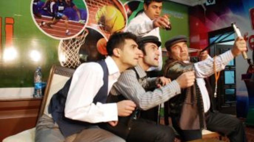 Şanlıurfalı tiyatrocular kıraathane muhabbeti ile yeteneklerini sergiledi