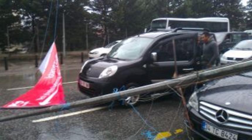 Elektrik direği otob&uuml;s&uuml;n&uuml;n &uuml;zerine devrildi