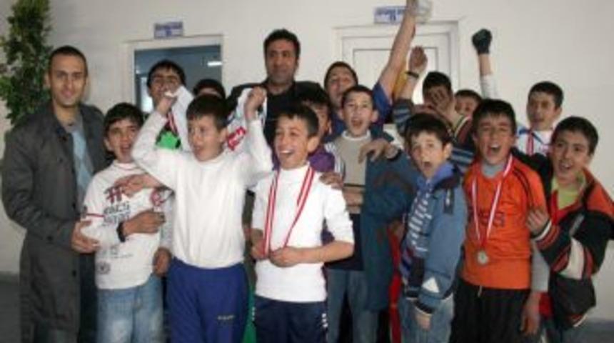 Midyat okuma salonu &ouml;ğrencileri halı saha turnuvasında stres attı