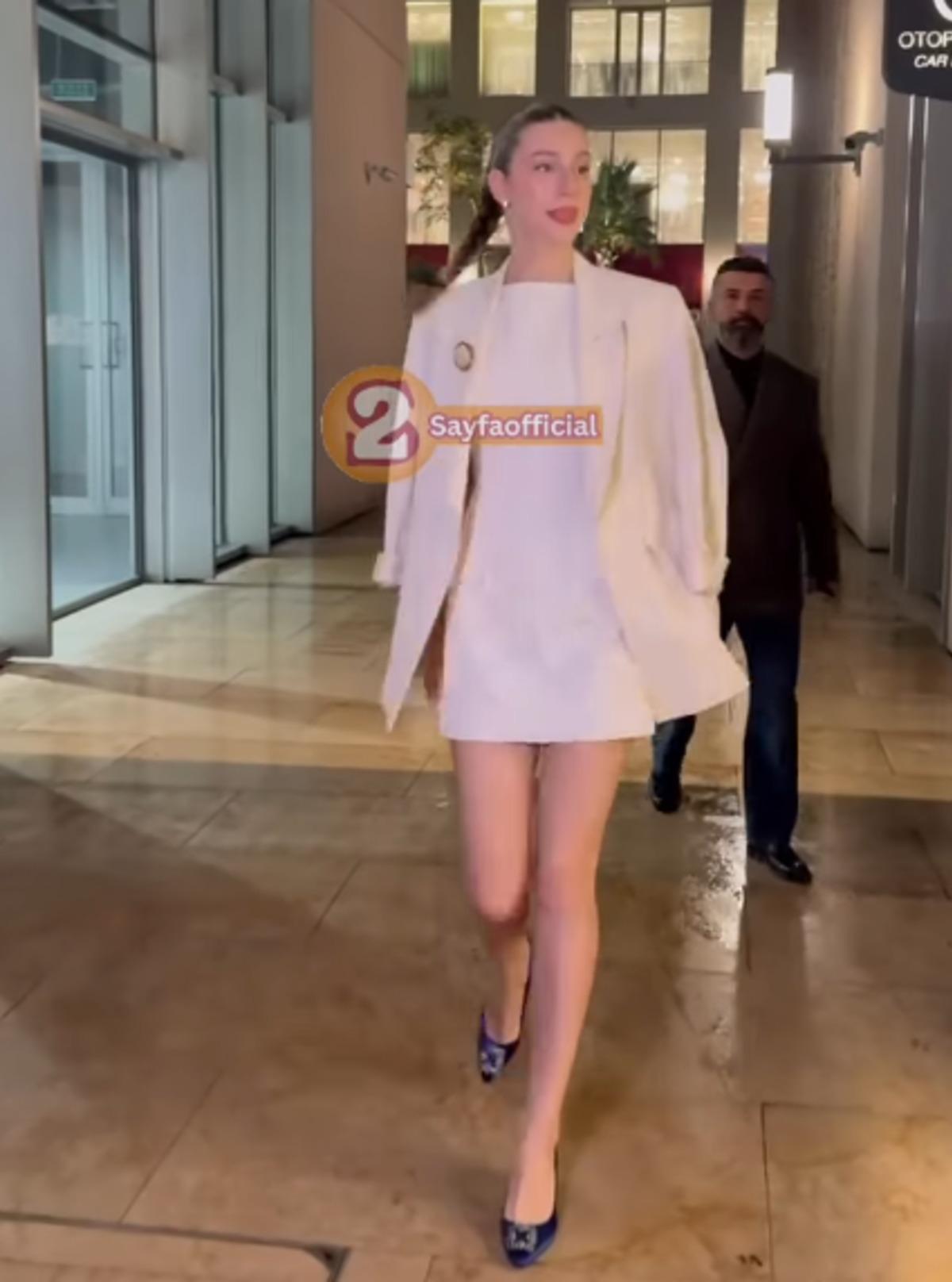 Yeni evli çift Itır Esen ve Engin Aykanat davette! Fena dile düştüler 2