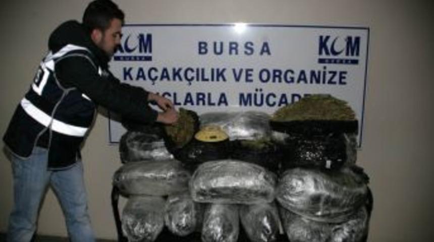 Uyuşturucuyu gardoroba saklayan 2 zanlı yakalandı