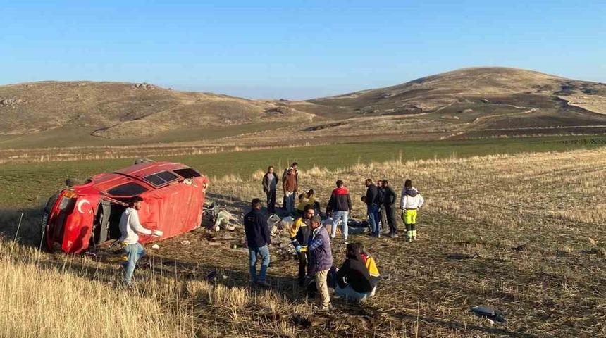 Konya&rsquo;da iş&ccedil;ileri taşıyan minib&uuml;s devrildi: 6 yaralı