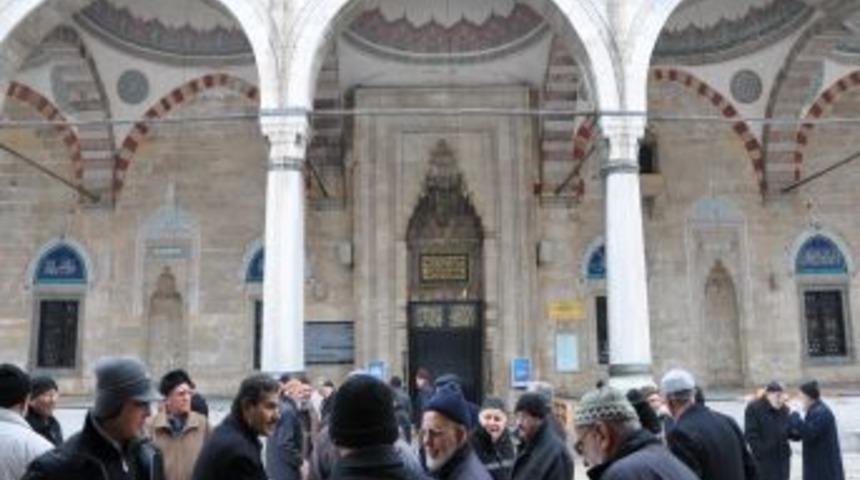 Cuma namazında kesilen elektrik vatandaşların tepkisine neden oldu