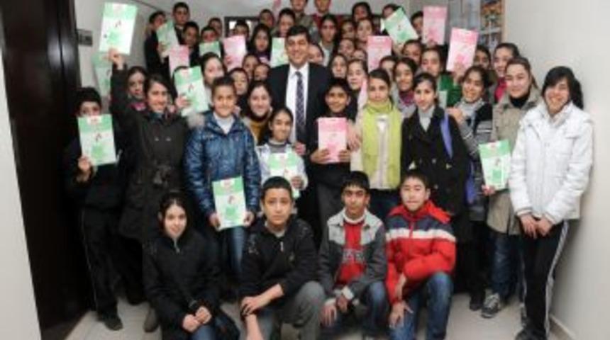 Dar gelirli ailelerin &ccedil;ocuklarına 10 bin kitap dağıtıldı