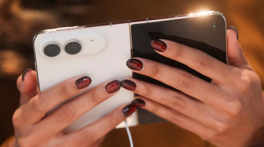 iPhone Duo bug&uuml;n satışa &ccedil;ıktı ama Apple şimdiden daha b&uuml;y&uuml;ğ&uuml;n&uuml; d&uuml;ş&uuml;n&uuml;yor!