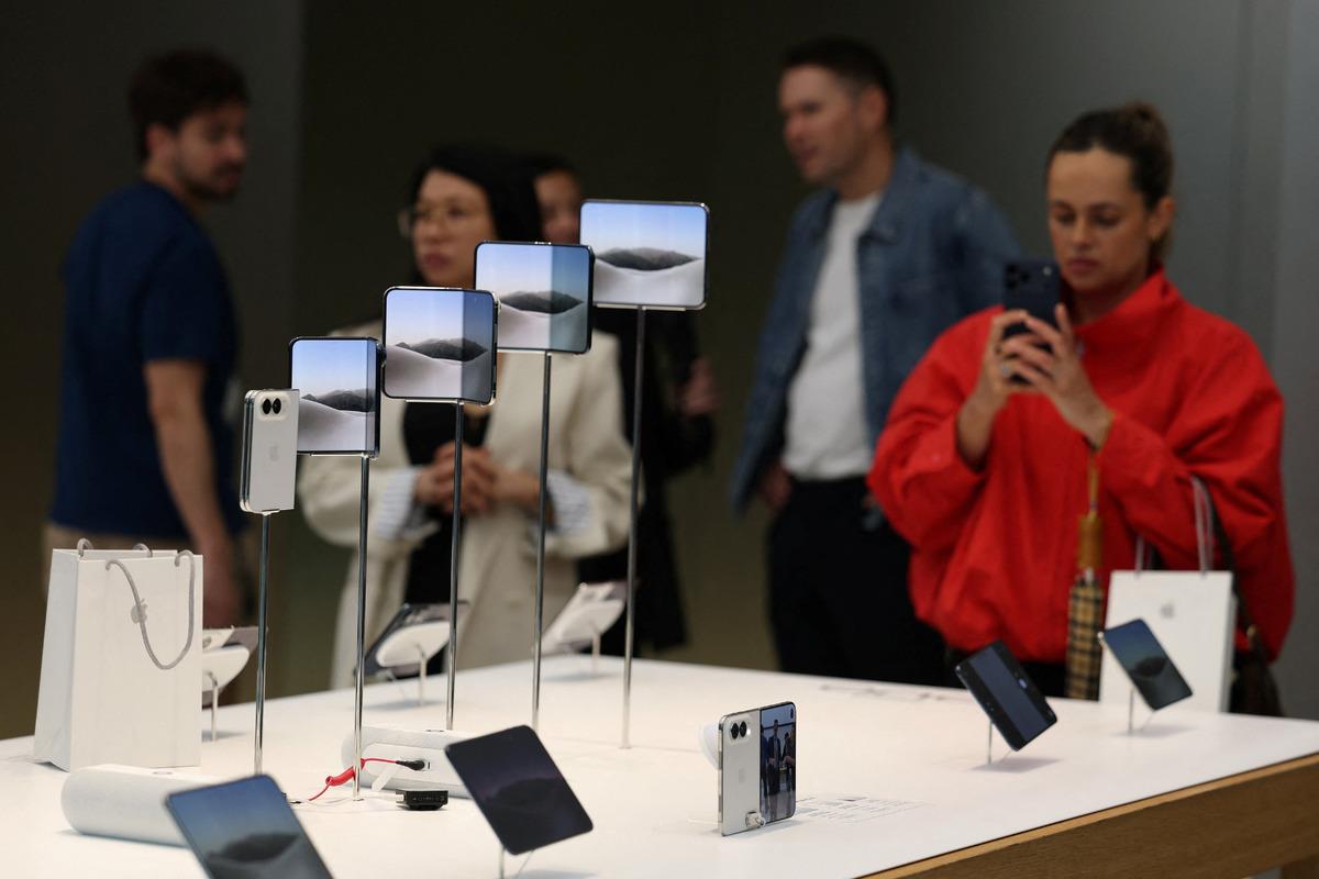Dünyadan "iPhone Duo" manzaraları! Türkiye fiyatı 230 bin TL den başlıyor 33