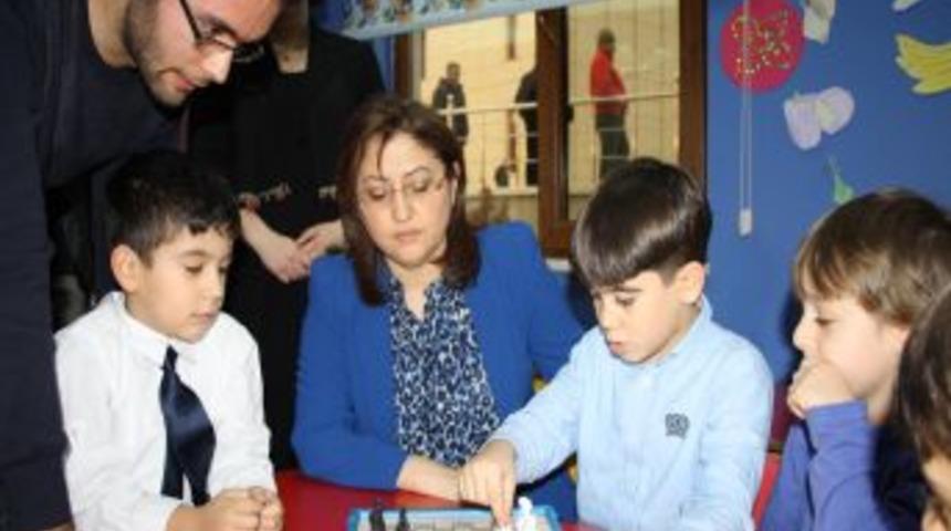 Bakan Şahin&rsquo;den s&uuml;nnet olan kardeşlere cumhuriyet altını