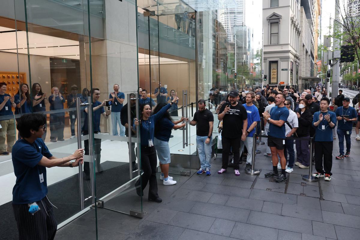 Dünyadan "iPhone Duo" manzaraları! Türkiye fiyatı 230 bin TL den başlıyor 38