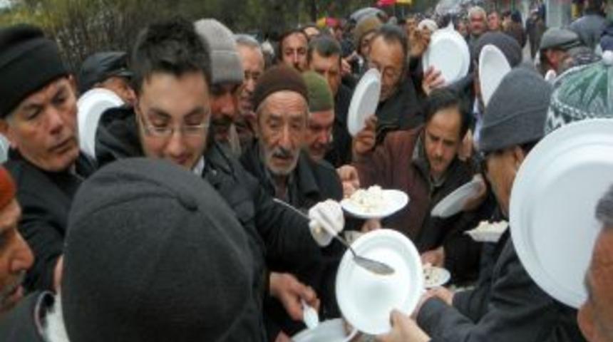 Merhum Erbakan i&ccedil;in verilen yemekte izdiham yaşandı